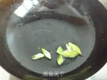 Make stir-fried loofah with old fried dough sticks step 4