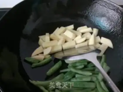 Make Braised potatoes with green beans step 3