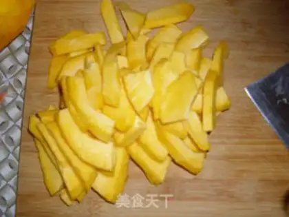 Make stir-fried pumpkin with salted egg yolk step 2