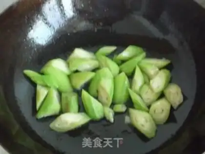 Make stir-fried loofah with old fried dough sticks step 5
