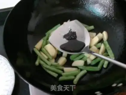 Make Braised potatoes with green beans step 4