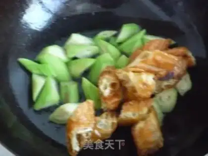Make stir-fried loofah with old fried dough sticks step 6