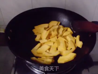 Make stir-fried pumpkin with salted egg yolk step 4