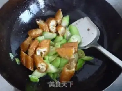 Make stir-fried loofah with old fried dough sticks step 7