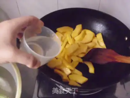 Make stir-fried pumpkin with salted egg yolk step 5