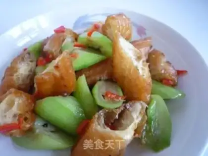 Make stir-fried loofah with old fried dough sticks step 8