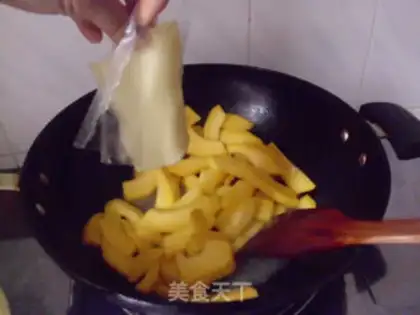 Make stir-fried pumpkin with salted egg yolk step 6