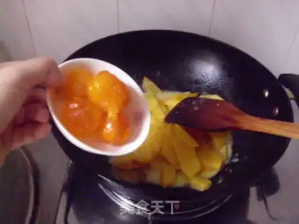 Make stir-fried pumpkin with salted egg yolk step 7