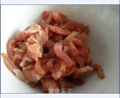 Make stir-fried shredded pork with red snow step 1