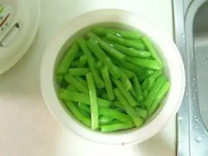 Make Dry stir-fried green beans step 2