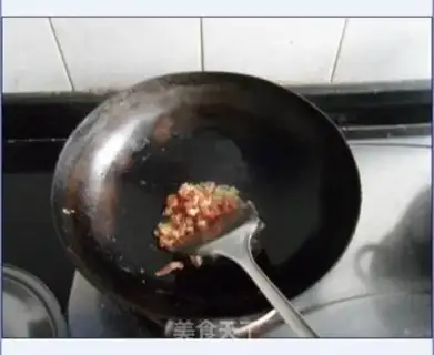 Make stir-fried shredded pork with red snow step 2