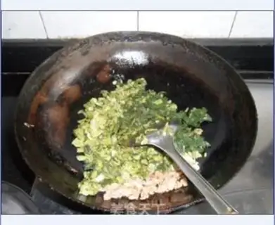 Make stir-fried shredded pork with red snow step 3