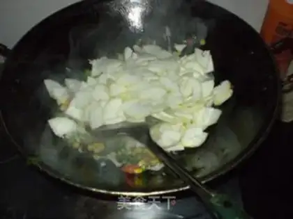 Make Fried miscellaneous vegetables bloom at night step 4