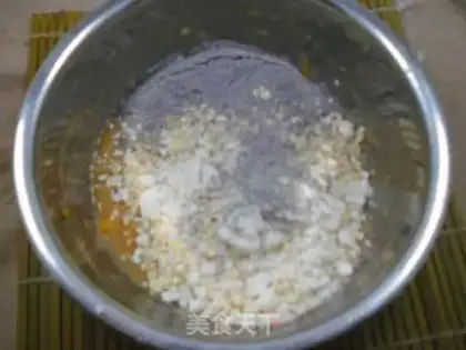 Make wheat fragrant banana black rice roll step 5