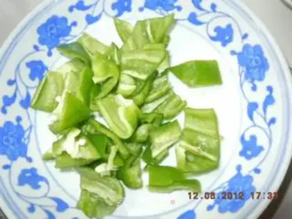 Make Green pepper and lotus white cooked pork step 3