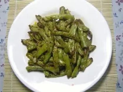 Make Dry stir-fried green beans step 7