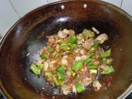 Make Green pepper and lotus white cooked pork step 6