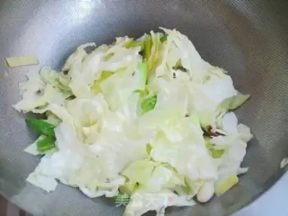 Make Tomato version of shredded cabbage step 4