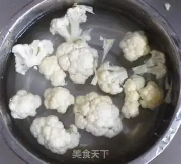 Make fried pork with cauliflower and fungus step 1