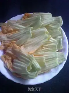 Make Crispy pumpkin flowers step 1