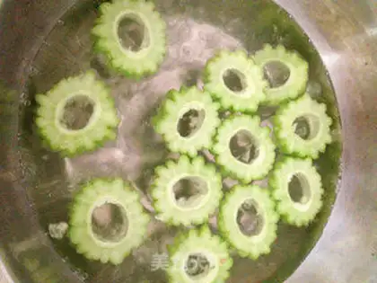 Make Balsam pear stuffed with fruit peony step 2