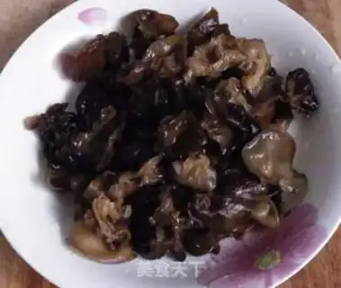 Make fried pork with cauliflower and fungus step 2