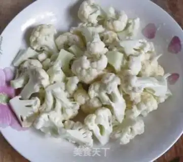 Make fried pork with cauliflower and fungus step 3
