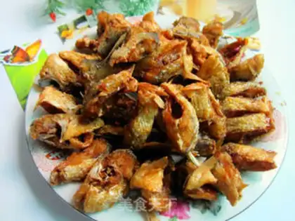 Make fried small yellow croaker step 4