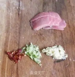 Make fried pork with cauliflower and fungus step 4
