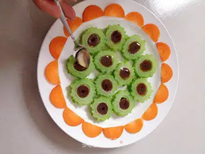 Make Balsam pear stuffed with fruit peony step 5