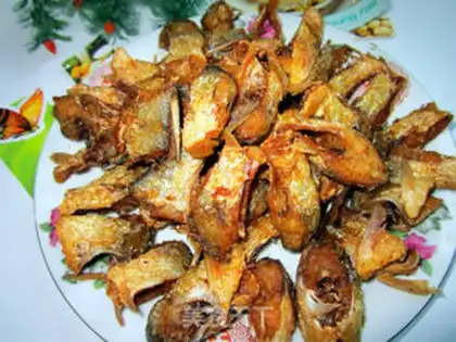 Make fried small yellow croaker step 5