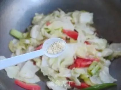 Make Tomato version of shredded cabbage step 11