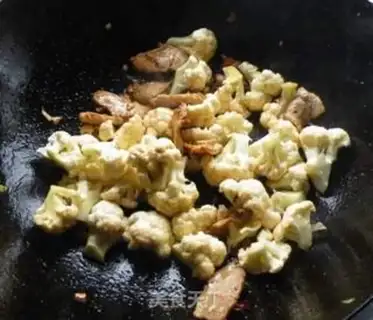 Make fried pork with cauliflower and fungus step 6
