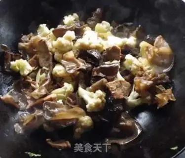 Make fried pork with cauliflower and fungus step 7