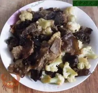 Make fried pork with cauliflower and fungus step 8