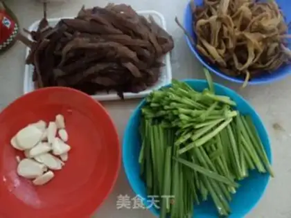 Make stir-fried yellow flowers with fungus step 1