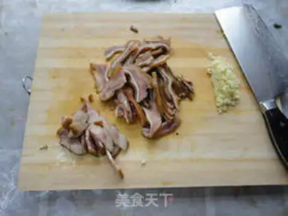 Make Garlic and cucumber mixed with pork ears step 4