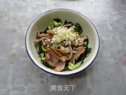 Make Garlic and cucumber mixed with pork ears step 5