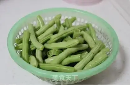 Make Dry stir-fried green beans step 0