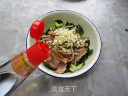 Make Garlic and cucumber mixed with pork ears step 6