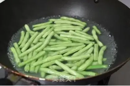 Make Dry stir-fried green beans step 1