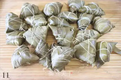 Make Chestnut and mushroom meat rice dumplings step 10