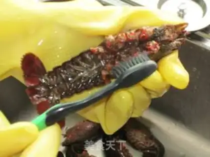 Make braised crayfish step 3