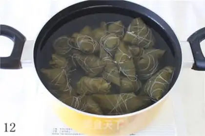 Make Chestnut and mushroom meat rice dumplings step 11
