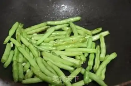 Make Dry stir-fried green beans step 4