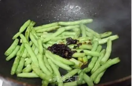 Make Dry stir-fried green beans step 5