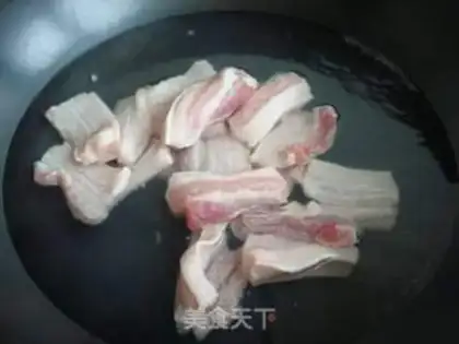 Make Stewed pork belly with cured fish and tofu bamboo step 1
