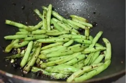 Make Dry stir-fried green beans step 6
