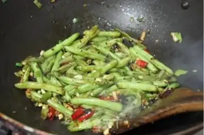 Make Dry stir-fried green beans step 7