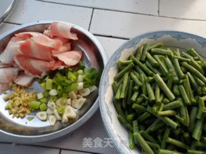 Make stir-fried cowpea pork belly step 1